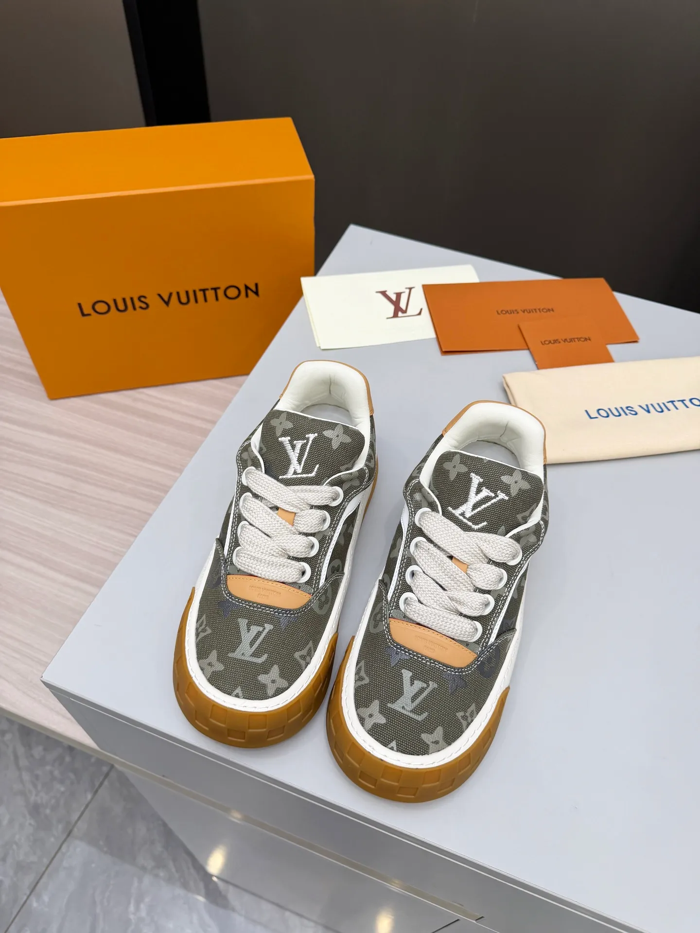 Men's men's shoes P640! Top version LV-Louis Vuitton-classic catwalk new style, empty glue process·original 1:1 development and reproduction! ! The upper foot is very comfortable. It is made of luxurious materials and fine workmanship. The midsole is printed with English letters "Made in Europe". The upper is made of calfskin imported from Italy. The side is decorated with the brand's LOGO and signature. The latest latex foot pads and mesh lining make the foot feel super comfortable. The original two-color TPU combination outsole is specially provided by the original factory. Bag technology Goodyear stitched edges Fabric: Exclusive custom first-layer cowhide Accessories: Exclusive private model Vuitton logo, lining: Customized silk mesh lining - first-layer silk cowhide lining Outsole: TPU combination outsole wear-resistant, non-slip and anti-yellowing Foot pads: new latex pads-mesh sweat-absorbent Counter technology: fully computerized sewing machine wire drawing Toe box back cover Hot and cold shaping Full set of pull-top last with medium and low logo pattern Code number 39-45
